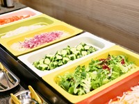 サラダは常時6種類をご用意しております！ドレッシングは個包装で安心♪