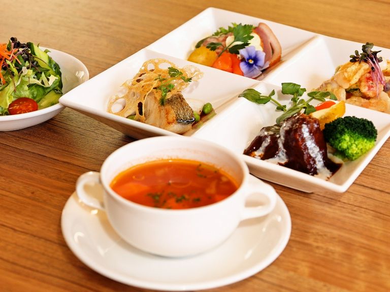 4マスプレートに前菜・魚・肉・メイン料理が盛り込まれ大満足 リュクスプレートランチ