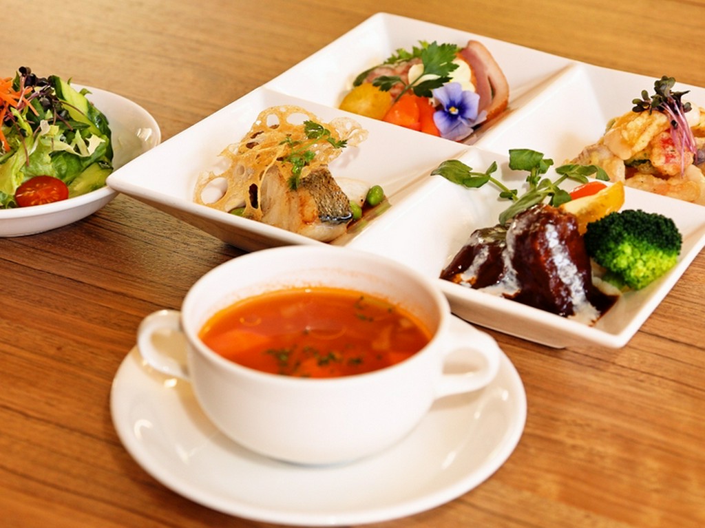 4マスプレートに前菜・魚・肉・メイン料理が盛り込まれ大満足　リュクスプレートランチ