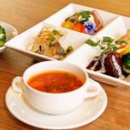 あれもこれも食べたい・・・そんな希望を叶えたプレートランチ♪シェフが腕によりをかけたお料理を心ゆくまでご堪能いただけるランチです！お料理内容は日替わりとなっております。