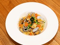 カジュアルに楽しみたい人気のパスタメニューは、定番ものから日替わりでご提供のものまで、ラインナップしております！

