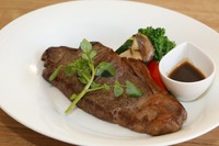 料理長厳選の特選牛を柔らかく焼き上げました
