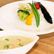 辛さの中にココナッツミルクの甘味が広がるグリーンカレーです