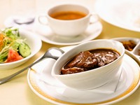 こだわりのホテル特製カレー　手間暇かけて仕込んでいます