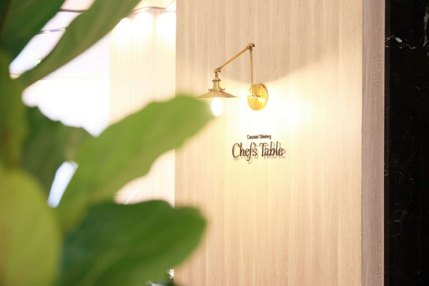 木の温かみを感じる店内