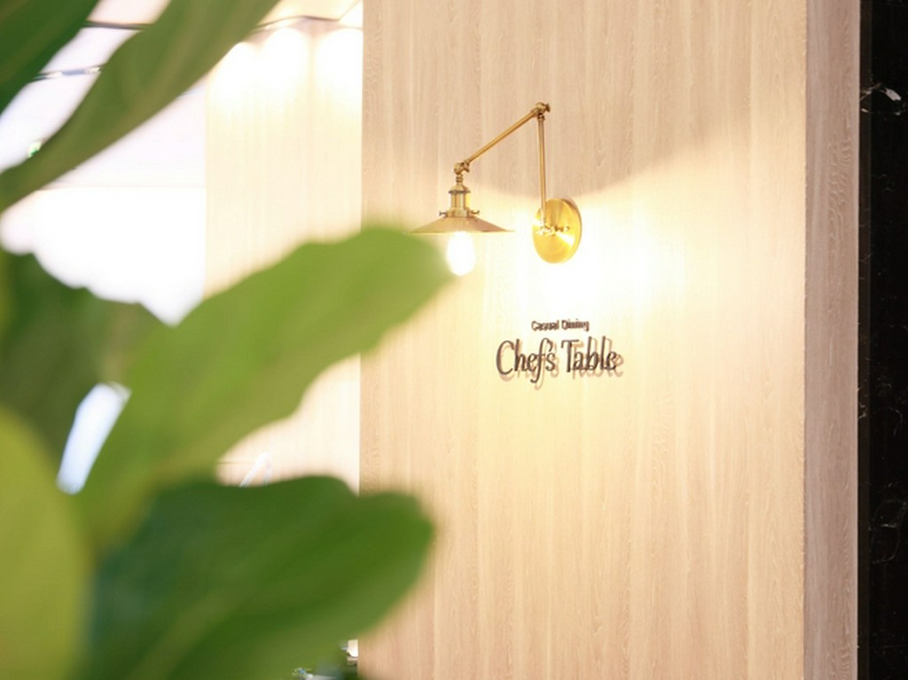 木の温かみを感じる店内