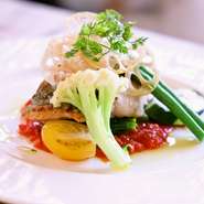 ホテルで楽しむ贅沢ランチ♪
その日の仕入れ食材によって調理法等を変えご提供するシェフおすすめメニュー!