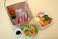 シェフが厳選した特選牛のステーキがメインのお弁当です。風味豊かな醤油ベースの和風ソースでいただくお肉は噛めば噛むほど旨味を感じることができます。
お引渡し目安時間：20～25分程度