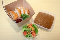 さっくりと揚がったヒレカツを盛り込んだカレーです。スパイシーながらも野菜の旨味が溶け出したコクのあるカレールーは揚物との相性も◎です。
お引渡し目安時間：10～20分程度