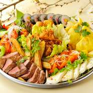 お誕生日や各種お祝いなどのお食事にもピッタリ！
5～6名様分のお料理内容となっており、お家にいながらホテルシェフの料理が味わえます。