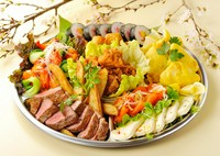 お誕生日や各種お祝いなどのお食事にもピッタリ!
5~6名様分のお料理内容となっており、お家にいながらホテルシェフの料理が味わえます。