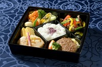 和風ランチボックス。シェフが腕によりをかけた彩り鮮やかなお料理を盛り込みました。