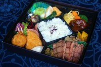 宮城県の名物を盛り込んだランチボックス。宮城の味覚をお家やオフィスでどうぞ。