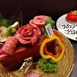 サプライズとして人気なのが、むらさわの希少な素材で作る「オリジナル肉ケーキ 12,000円から」と「オリジナル記念日プレート 2,500円」です。おすすめです。※メッセージも入れられます。