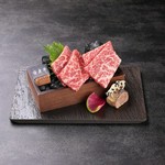 豊富な知識と経験をもつ料理人が創る、美しい肉料理の数々をコースで堪能。カジュアルに楽しめるコースからここぞという時のおもてなしコースまで多彩。〆には冷麺や和牛時雨の土鍋ご飯をどうぞ。