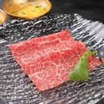 新鮮な和牛のレバーをシンプルにごま油とお塩で。