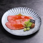 脂に甘みがあり柔らかな味わいが特徴。
サーロインやヒレとは違った柔らな食感を持っています。
牛1頭から1~2kgしか取れない希少部位です。