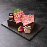 脂に甘みがあり柔らかな味わいが特徴。
サーロインやヒレとは違った柔らな食感を持っています。
牛1頭から1~2kgしか取れない希少部位です。