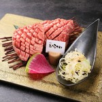 当店一押しの熟成上タンを厚切りにし存分に味わっていただく一品です。