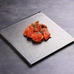 当店一押しの熟成上タンを厚切りにし存分に味わっていただく一品です。