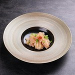 最高級A5の白老牛サーロインを使い、雲丹と一緒にお召し上がりください。