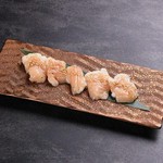 新鮮な牛のレバーをシンプルにごま油とお塩で。