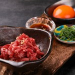 厳選された和牛を特製ダレと色鮮やかな卵黄とともに、絶品です。
