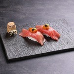 新鮮な秋鮭を贅沢に使い、ひじきの風味と共に土鍋でじっくりと炊き上げました!秋鮭の旨味がご飯全体に染み渡り、さらに食感楽しいイクラを散りばめた秋の味覚を存分に楽しめる一品です。