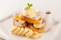 香り豊かな発酵バターをたっぷりトッピング
バナナのやさしい甘みと相性抜群