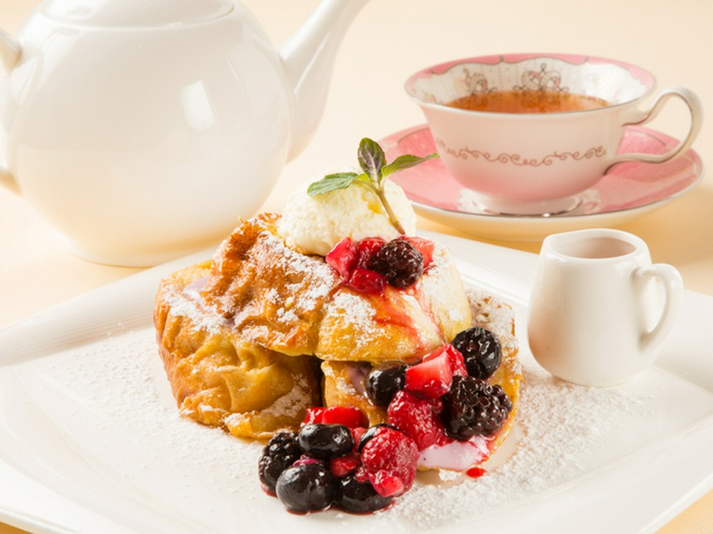 鮮やかなベリーの色彩も素敵『4種のベリー　フレンチトースト』