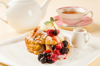 鮮やかなベリーの色彩も素敵『4種のベリー　フレンチトースト』