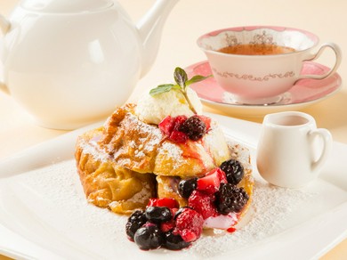 鮮やかなベリーの色彩も素敵『4種のベリー　フレンチトースト』