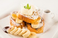 濃厚なチョコレートソースにバニラアイスと生クリームがとっても合います