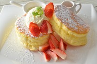 旬のいちごを、たっぷりとのせたパンケーキ
練乳と自家製紅茶シロップでお楽しみください