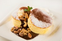 ベルギー産チョコレートとカカオ70％チョコレートを使用した濃厚なチョコレートソースがたっぷりかかったチョコ好き必見のひと皿です