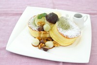 白玉、くるみ、栗、こし餡、抹茶パウダーをトッピング
バニラアイスと黒蜜付き
ふわふわの生地との相性はぴったり