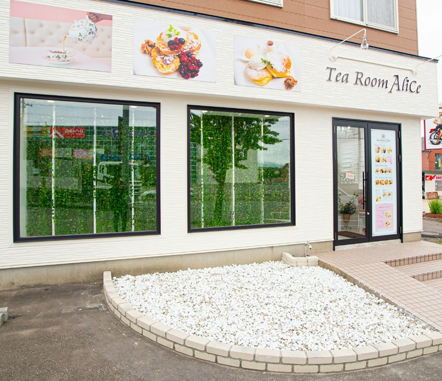 店舗前には駐車場も。