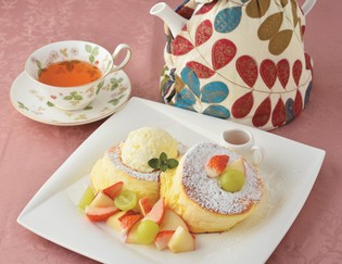 パンケーキとポット提供の紅茶のセット