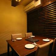 店内はスペインの酒場をイメージしたデザイン。2～20名まで利用可能な個室を完備しており、ビジネス・プライベート問わずさまざまなシーンに活躍してくれます。