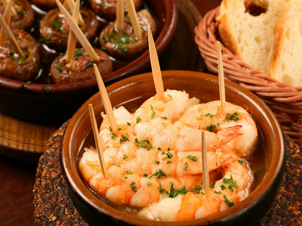 海老のアヒージョ＆十勝産マッシュルームの生ハム詰め物焼き