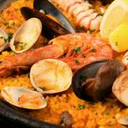 「全国パエリア選手権」2連覇を達成し、世界大会でも4位入賞した【BAR espana】のパエリア。注文を受けてから焼き上げるため、提供まで20分ほど要しますが、その分味わいは格別。ぜひオーダーいただきたい逸品です。