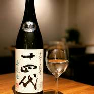 お食事と共に日本酒もしっかりお楽しみいただきたい。そんな思いから全国各地の日本酒をご用意。少しずついろんな銘柄をお楽しみください。
