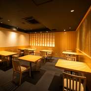木の温もり溢れる店内は、テーブル席が設えられたゆとりの空間。上質な肉質を誇る国産豚や山形牛を使った『しゃぶしゃぶ』は、ビジネスシーンや大切な日を過ごす会食に喜ばれます。