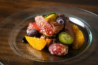 スモーキーな風味が、鴨の肉の風味を引き立て、アクセントに加えたバルサミコソースが鴨とフルーツの組み合わせに奥行きを与え、まろやかな味わいを生み出します。