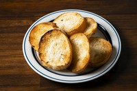 薄くスライスされているため、サクサクとした軽い食感があります。
アヒージョや煮込み料理とご一緒にどうぞ。
