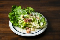 シンプルでありながらも大ぶりにカットしたロメインレタスが迫力満点です。
濃厚で風味豊かな味わいが楽しめる定番のサラダです。