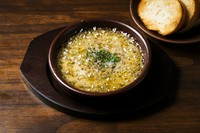 シラスのアヒージョは、シンプルながらも素材の良さが引き立つ料理で、スペイン料理の代表的な一品です。シラスの美味しさと独自の風味を楽しめます。