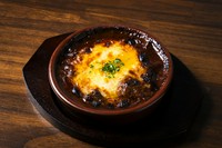 もつの旨味とコリコリとした食感が特徴的で、しっかりとした味わいを楽しめます。
濃厚でコクのあるデミグラスソースがもつとの相性抜群です。