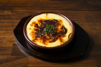 ジャガイモのなめらかな舌触りとオリジナルのミートソースが絶妙に組み合わさったフランスの家庭料理です。
贅沢な一品で、寒い時期にぴったりの温かい料理です。