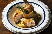 ジューシーで肉厚でサクサクに揚げた半身鶏。ゴルゴンゾーラチーズの強い味わいが、フリットと絶妙に調和し、奥行きのある味を生み出します。